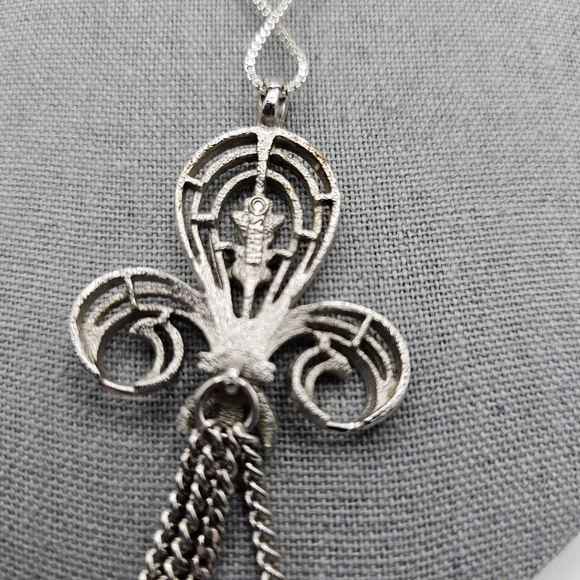Vintage Sarah Coventry Fleur De Lis Silvertone Tassel Pendant Necklace 18" Chain - Picture 3 of 4